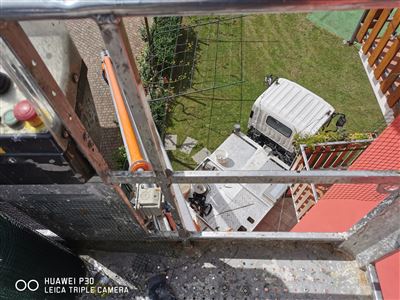 Posa rete antivolatile travi tetto con impiego di piattaforma aerea
